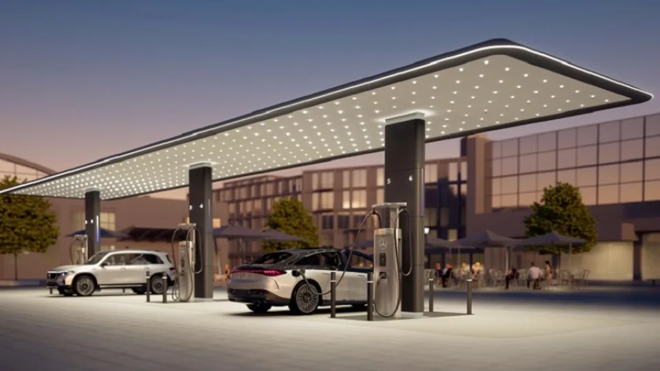 „Mercedes“ mes iššūkį JAV elektromobilių milžinei: netrukus pradės įgyvendinti grandiozinį planą, galintį pakeisti nusistovėjusius standartus