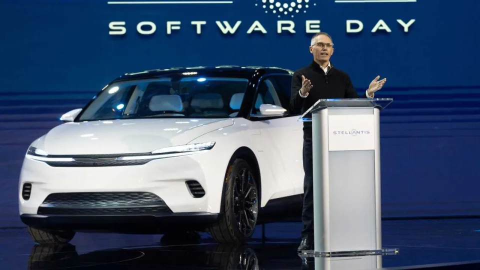 „Stellantis“ nusprendė atsitraukti: elektromobilių planas subyrėjo, grįžta vidaus degimo varikliai