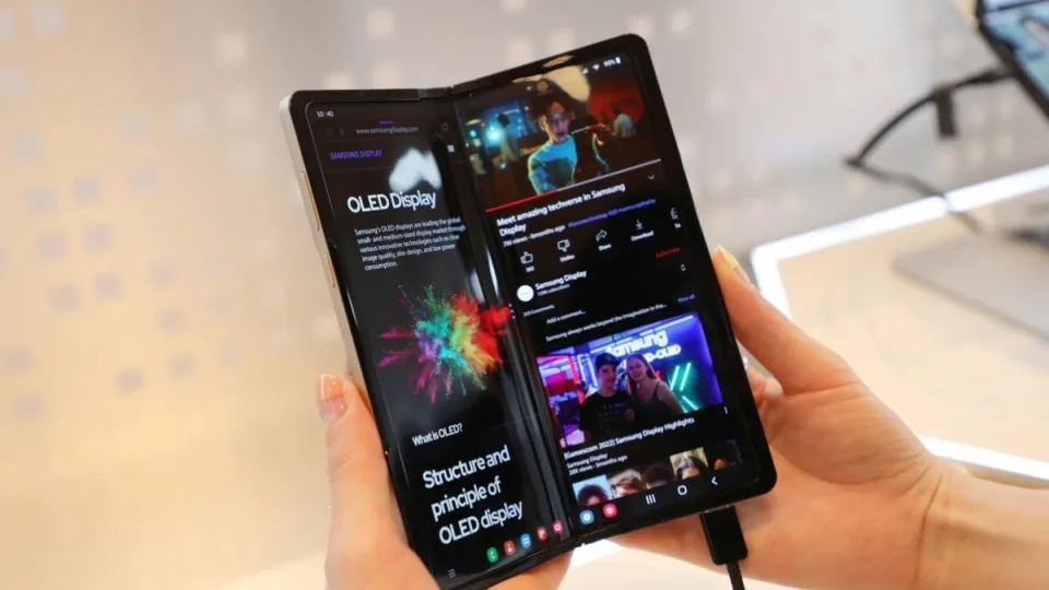 „Samsung“ išsprendė didžiausią sulenkiamų telefonų problemą: nauji ekranai pasiūlys kardinalius pokyčius ir išskirtines savybes