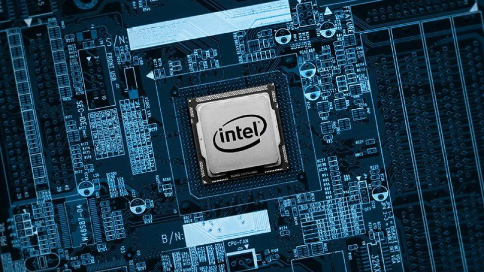 „Intel“ veda pirmines derybas su AMD, nori gaminti kai kuriuos bendrovės lustus savo gamyklose