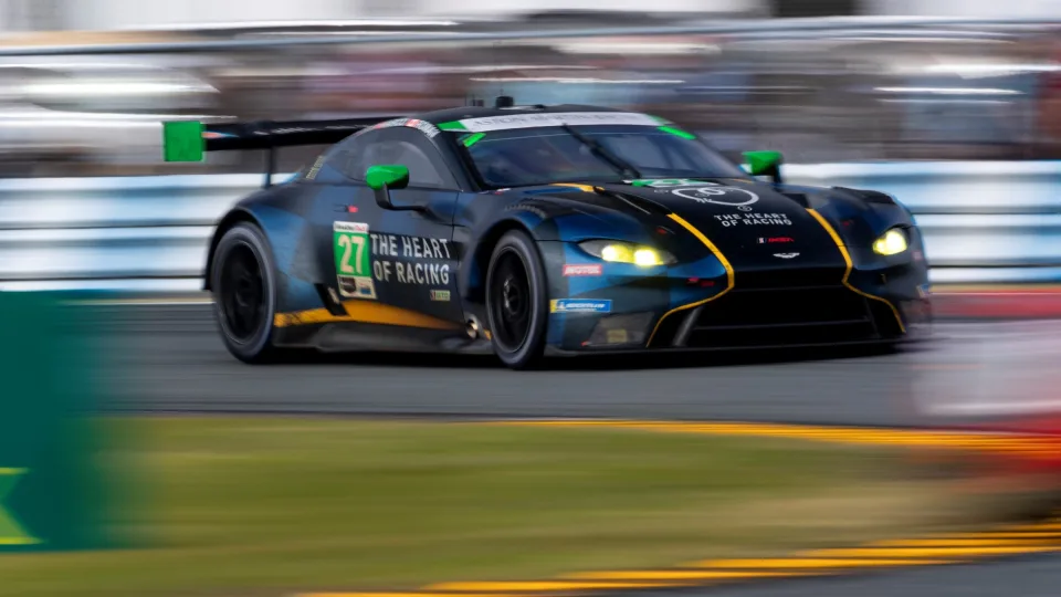 Automobilių sporto įtaka: ar į gatves išriedančiuose modeliuose diegiami pergales nešantys sprendimai?