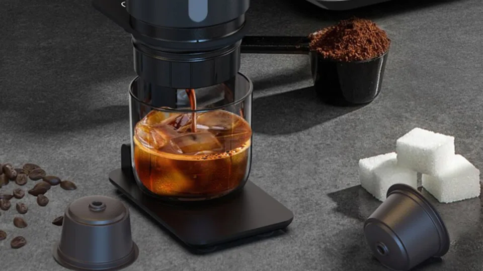 Tokį kavos aparatą privalo įsigyti kiekvienas: nė 100€ nekainuojantis prietaisas, kurį galėsite naudoti ir namuose, ir automobilyje, ir gamtoje, o dar ir gerokai pigiau nei Lietuvoje!