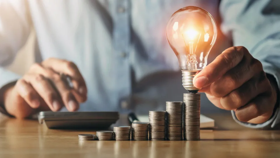 VERT užversti klausimais dėl elektros: gyventojai vis dažniau klausia ne apie sąskaitas, o apie saulės elektrines