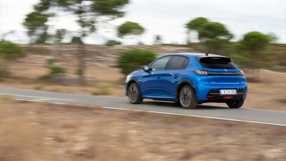 Elektromobilių nuvažiuojamo atstumo skirtumai: kodėl vasarą šie automobiliai nuvažiuoja daugiau nei žiemą?