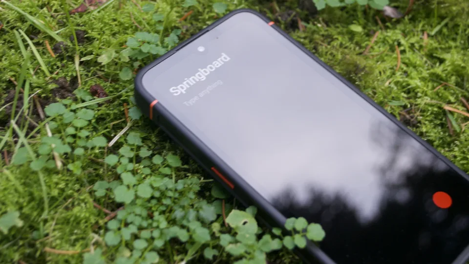 Vokietijos bendrovė pristatė išskirtinį telefoną: pirkėjai galės ne tik pasikeisti bateriją, bet ir visiškai atsisakyti „Android“