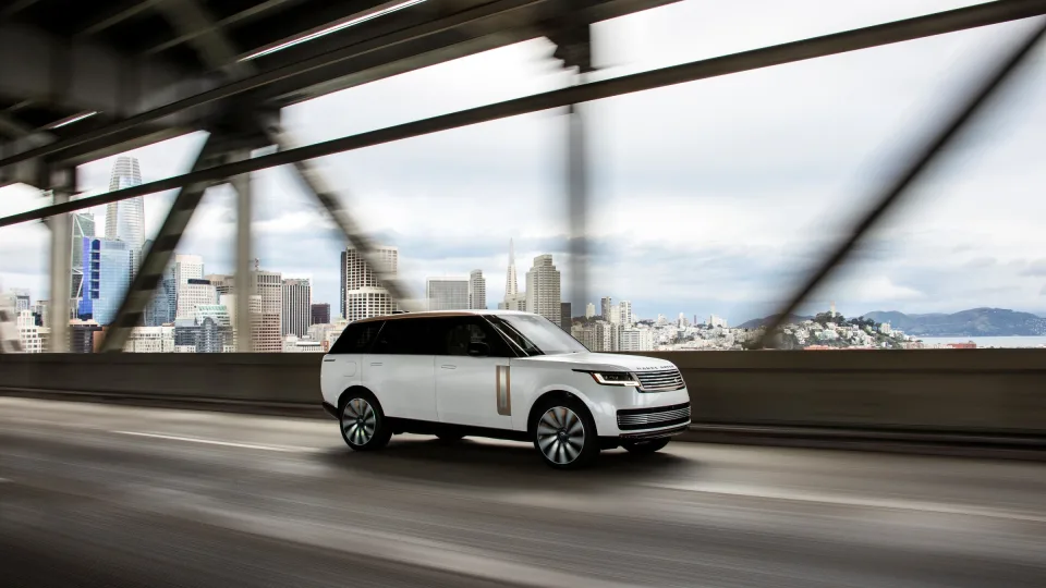 „Jaguar Land Rover“ suplanavo milijardines investicijas į elektrifikavimą – pirmasis pasirodys prabangus GT modelis