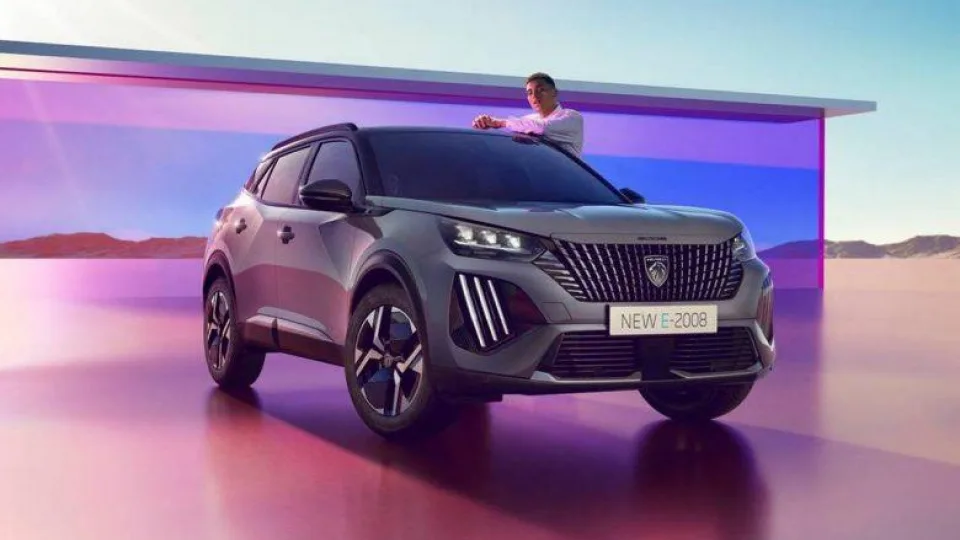 „Peugeot“ atnaujino „2008“ serijos automobilius: dabar su hibridiniais varikliais ir didesnės talpos baterijomis