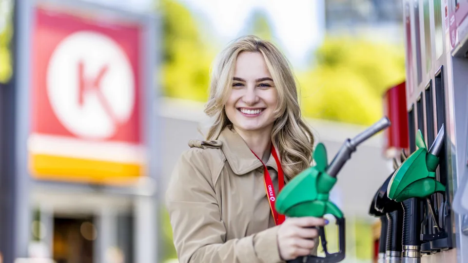 Lietuvoje ir vėl pinga degalai: degalų kainos per savaitę sumažėjo kiek mažiau nei procentu