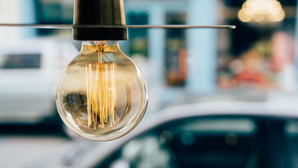 Šventinis apšvietimas kainuos brangiai: elektros kainos šventiniu laikotarpiu šoka aukštyn, kas laukia?