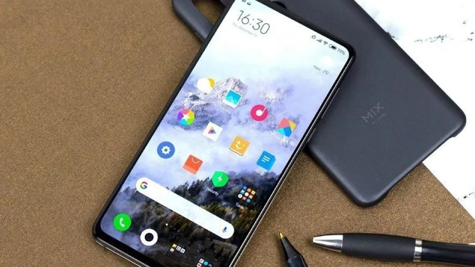 „Xiaomi“ telefonų savininkai tiesiog pasiuto: su naujausiu atnaujinimu sulaukė nemalonios staigmenos iš gamintojo