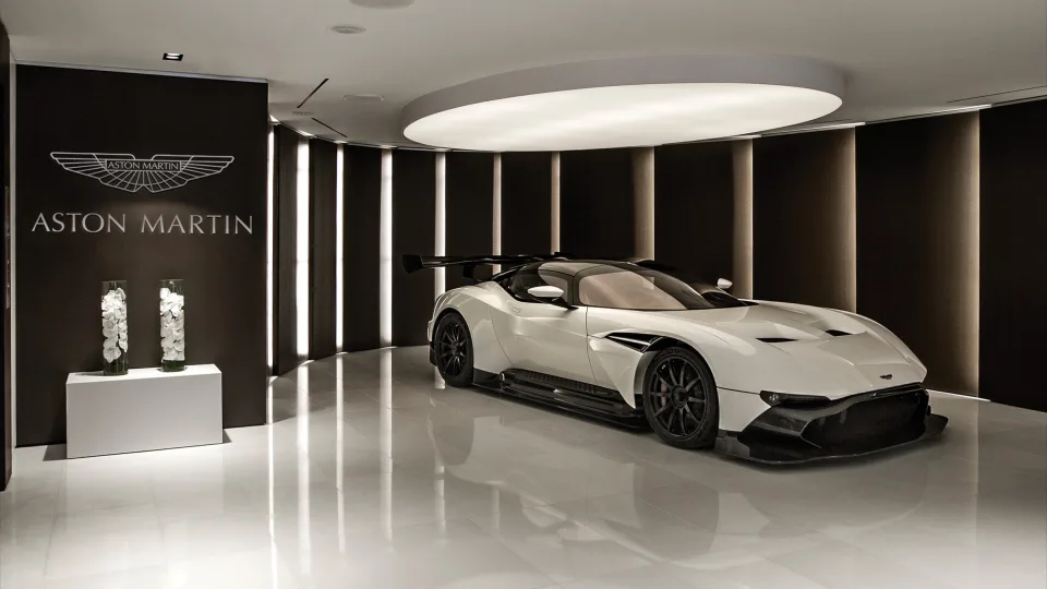 Kas bendra tarp namo Japonijoje, apartamentų Niujorke ir vieno prabangiausių pasaulio automobilių?