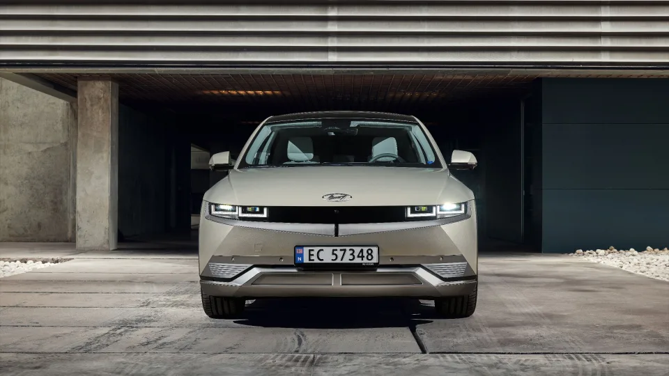 Stebinantis „Hyundai“ dosnumas: JAV mokymo centrui padovanojo 18 elektrinių automobilių