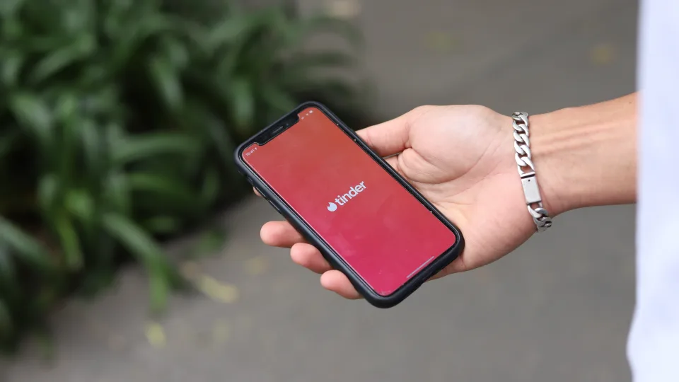 „Tinder“ kūrėjai išbando naują dirbtinio intelekto įrankį: padės greičiau rasti antrąją pusę?