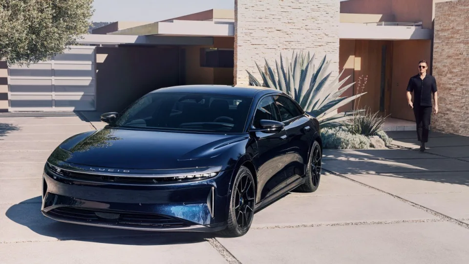 JAV elektromobilių gamintojas demonstruoja įspūdingą modelį: neįtikėtina galia ir įspūdingas greitis, aiški ir šio šedevro kaina