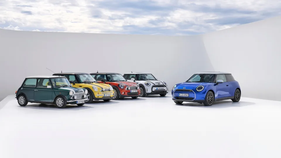 „Mini“ pristatė naujos kartos „Cooper“ ir „Countryman“ elektromobilius