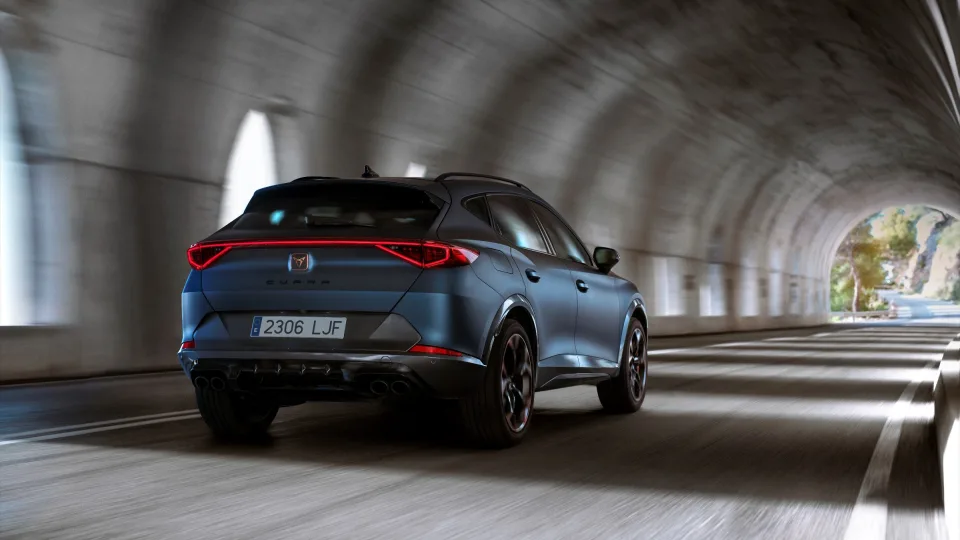 Ekspertai pateikė atsakymą į esminį klausimą - ar galima „premium“ sportiškumą nusipirkti už vidutinės klasės kainą?