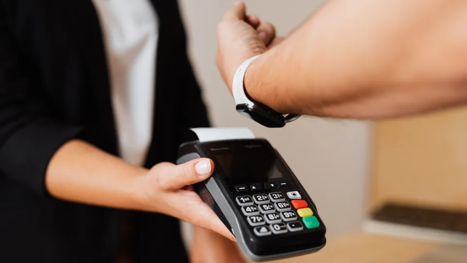 Atėjo laikas atsikratyti grynaisiais pinigais: ekspertas paaiškino, kodėl vertėtų pereiti prie elektroninio atsiskaitymo būdų ir kokius privalumus tai suteikia