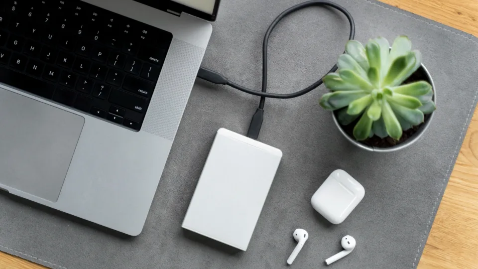 5 paprasti būdai, kaip prailginti nešiojamojo kompiuterio baterijos veikimą per šaltį ar dingus elektrai