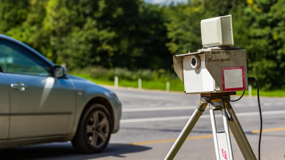 Šokiruojanti vairuotojų gudrybė: rado stulbinantį būdą kaip pergudrauti greičio matuoklius