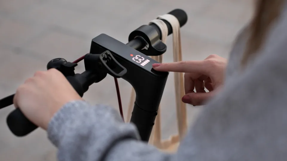 Išvykę mūsų šalies keliautojai neretai užsienio šalyse naudojasi elektriniais paspirtukais, ekspertai pasakė, kas svarbu juo naudojantis užsienio šalyse