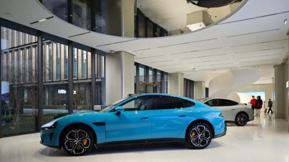 Pirmasis „Xiaomi“ elektromobilis jau pasiekė bendrovės parduotuves Kinijoje: kompanijos atstovas atskleidė, kada prasidės masinė gamyba, laukti liko nebedaug