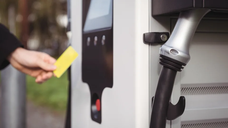 Galingas smūgis šalies vairuotojams: degalų kainos šoks į viršų, mokėti teks ženkliai daugiau