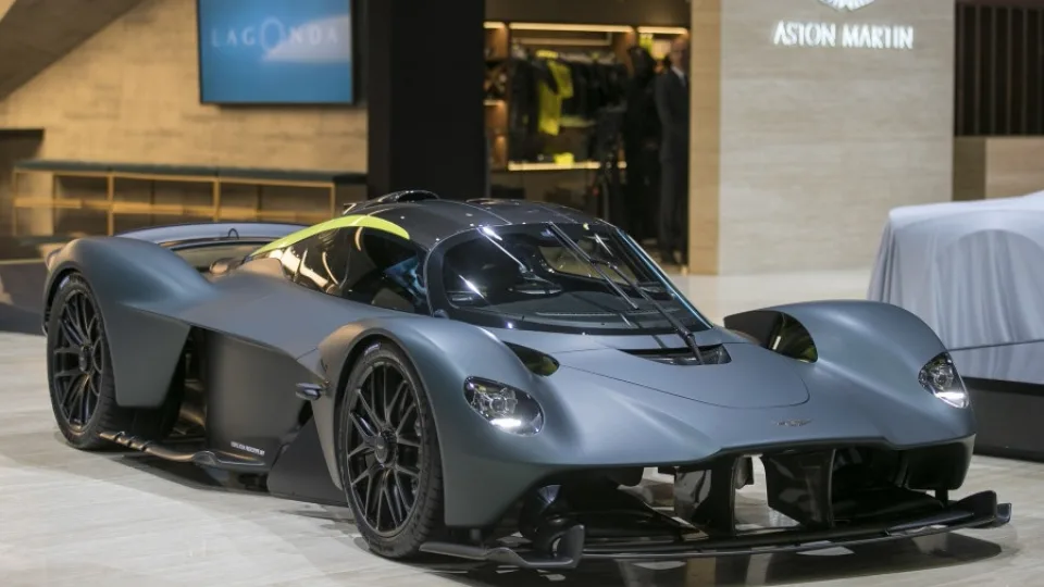 „Aston Martin“ keičia savo planus: bendrovė nusprendė atidėti pirmojo savo elektromobilio gamybą, paskelbtos ir to priežastys