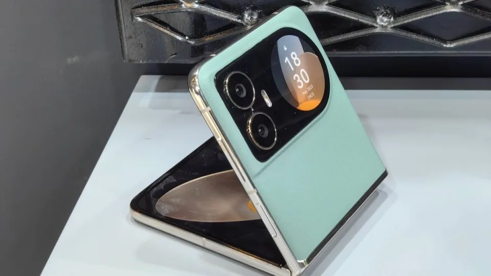 „Blackview“ sudrebins išmaniųjų telefonų rinką: netrukus prekyboje pasirodys itin pigus atlenkiamas įrenginys, kurio kaina nustebins daugelį