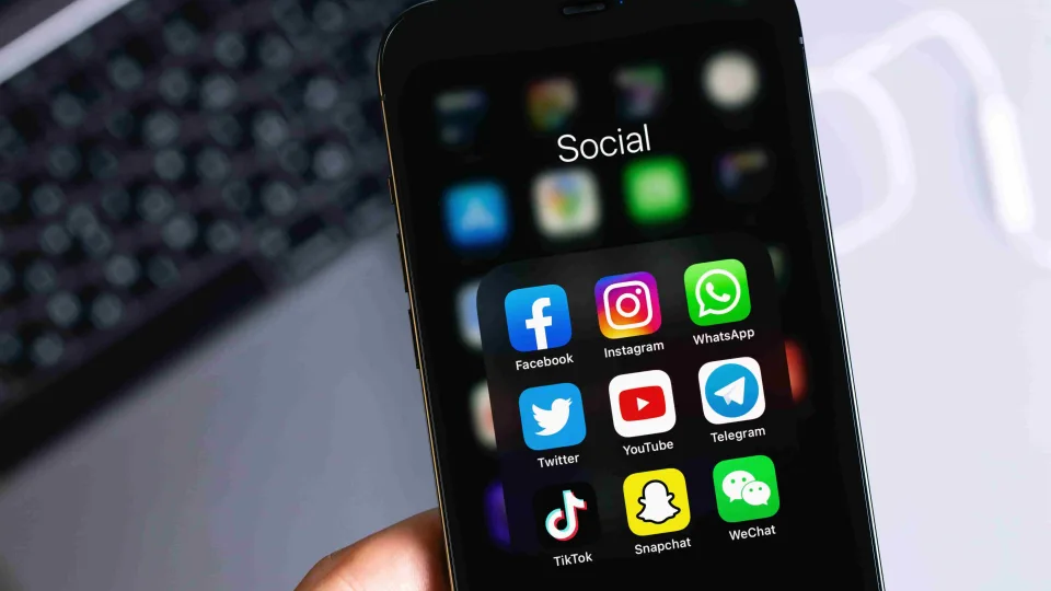 MWC parodoje pristatytas išmanusis skelbia galą aplikacijoms: programėles ruošiasi visiškai pakeisti dirbtiniu intelektu