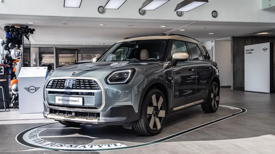 „Mini“ pristatė naujausius savo automobilius: oficialiai pristatyti naujos kartos „Cooper SE“ ir „Countryman C“ modeliai