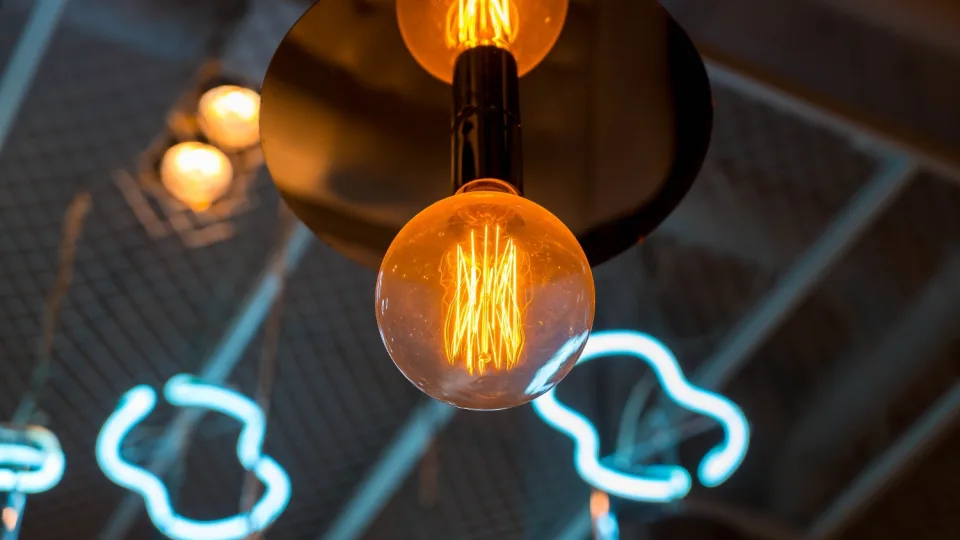 Naujas mokestis kelia pasipiktinimą: šis elektros mokestis žada didėjančias sąskaitas daugeliui