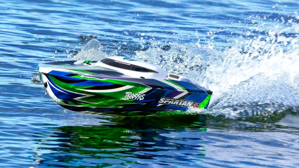 „Traxxas“ pristatė naują RC laivo modelį: su „Spartan SR“ galėsite mėgautis ne tik didžiuliu greičiu, bet ir itin paprastu valdymu