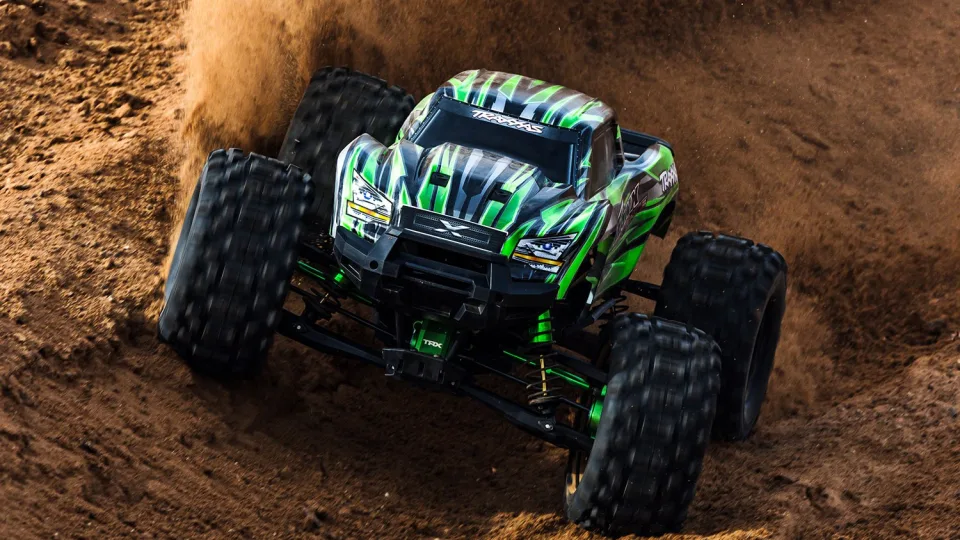 „Traxxas“ atnaujino galingąjį „X-Maxx“ modelį: pristatytas „Ultimate“ variantas su aliuminio dalimis ir visiškai naujomis padangomis