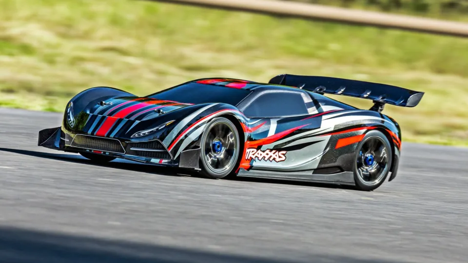 RC mašinėlės skirtos ne tik vaikams: šis modelis savo greičiu prilygsta net ir galingiausiems automobiliams rinkoje, tačiau jo kaina nesiekia nė 1 000 eurų