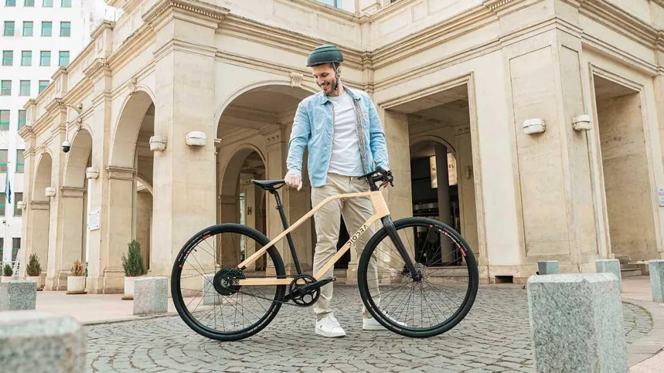 Rumunų startuolis pristatė išskirtinį elektrinį dviratį: lengviausias pasaulyje elektrinis dviratis, pagamintas iš bambuko