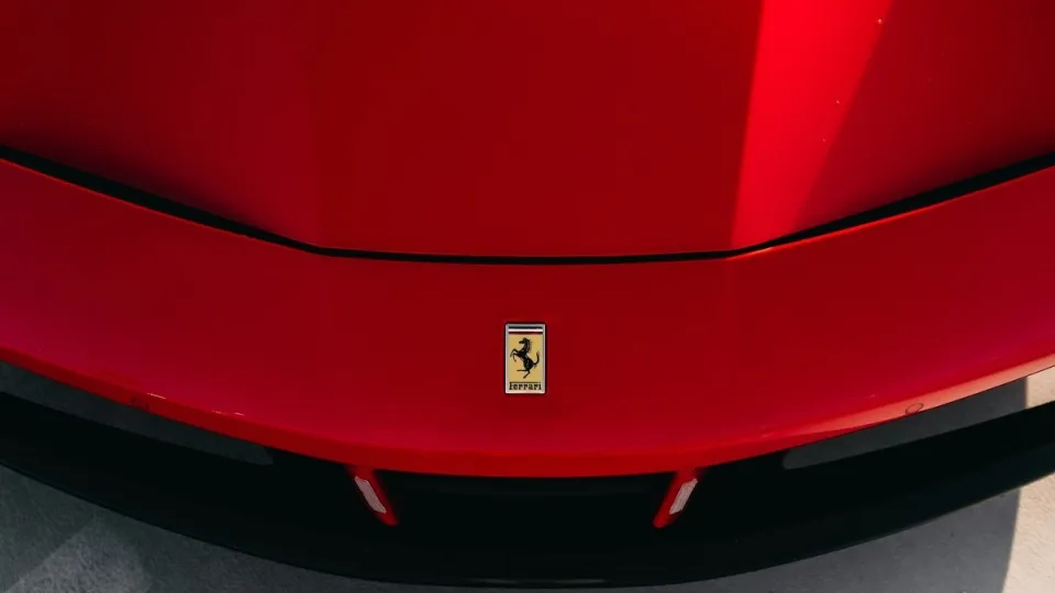 Elektromobilio pristatymui ruošiasi ir „Ferrari“: oficialus debiutas jau netrukus, vadovas patikino, kad naujasis modelis bus triukšmingas