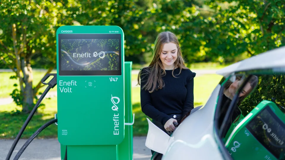 Kaune atidarytos naujos „Enefit“ įkrovimo stotelės, savo elektromobilį įkrausite vos per pusvalandį