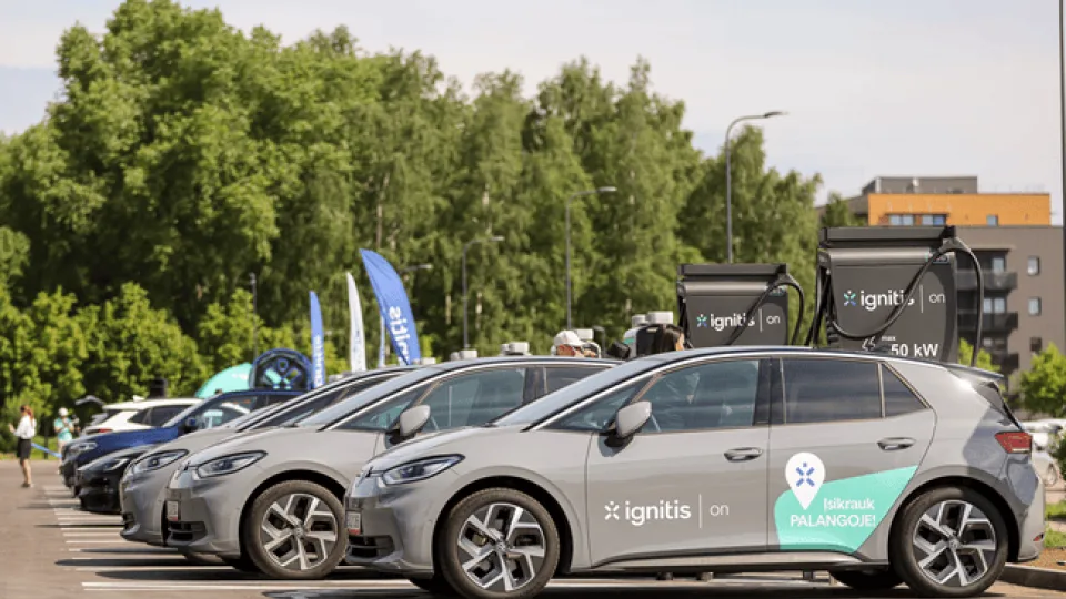 Aplink pasaulį elektromobiliu? Net 60 proc. Lietuvos gyventojų pageidauja daugiau įkrovimo prieigų prie pagrindinių šalies kelių