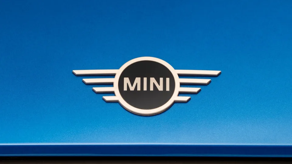 Pristatė naująjį 5 durų „Mini Cooper“ – salono apšvietimą parinks pagal jūsų įkeltą nuotrauką