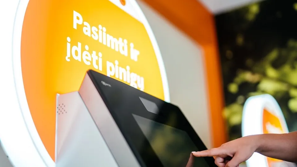 Šalies gyventojai šturmuoja bankomatus: specialistai prakalbo apie bankų limitus ir ką reikia daryti