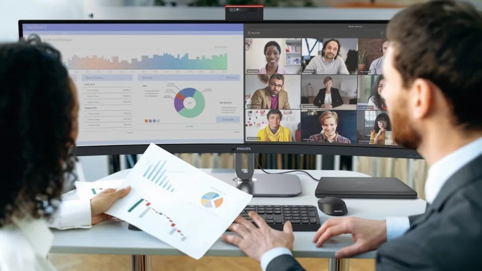 „Philips 49B2U6903CH“ – gausybė funkcijų šiuolaikiniams profesionalams, tokių kaip „Thunderbolt 4“, „Busylight“, internetinė vaizdo kamera ir daug daugiau