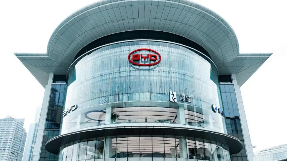 Kinijos automobilių milžinės spaudžia savo tiekėjus: siekia sumažinti gamybos išlaidas ir ėmėsi rimtų veiksmų, sužinokite, kas čia vyksta