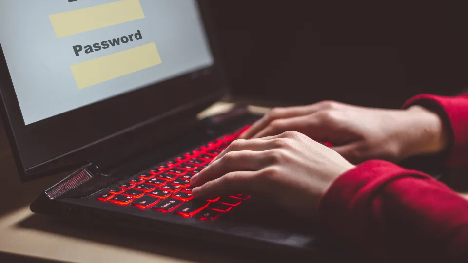 Ekspertai įspėja apie naują sukčiavimo bangą: pavieniai atvejai gali virsti sistemine ataka