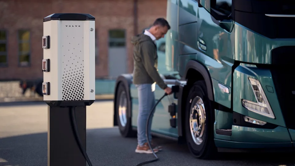 „Volvo Trucks“ diegia naujus skaitmeninius elektrinių sunkvežimių įkrovimo sprendimus: pristatė įkrovimo valdymo paslaugą „Charging Management“