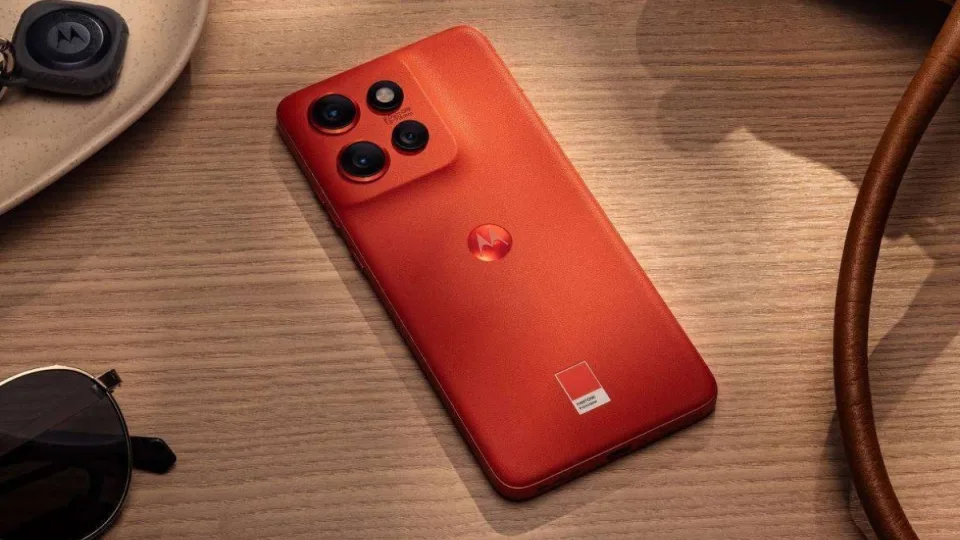 „Motorola“ pristatė naująjį „Edge 50 Neo“ modelį: kompaktiškas ir stilingas išmanusis telefonas pasiūlys dėmesio vertas savybes už mažiau nei 500 eurų