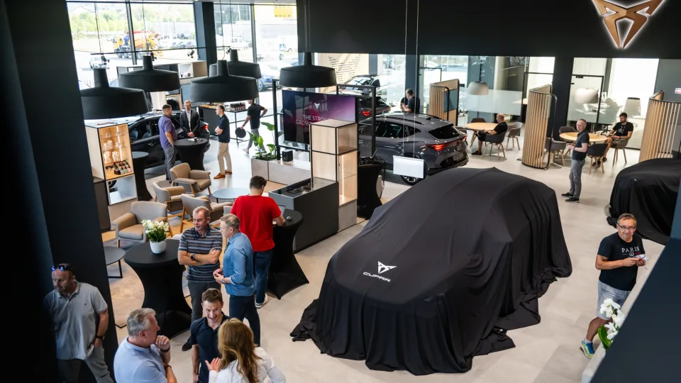 Lietuva – trečioji Baltijos šalis, kur savo duris atvėrė naujosios koncepcijos Ispanijos gamintojos prekybos erdvė: lankytojai pirmą kartą mūsų šalyje gali išvysti ir naująją elektrinę SUV kupė „Tavascan“