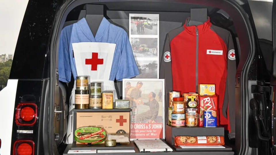 Minint partnerystės 70-metį: „Defender“ ir Didžiosios Britanijos Raudonasis Kryžius sukūrė specialiai įrengtą „Defender 110“ iš tinklo įkraunamą hibridinį visureigį