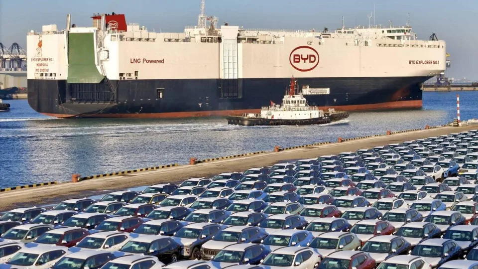 Vietiniai gamintojai triuškina konkurentus: Kinijoje dominuoja BYD, „Tesla“ praranda savo pozicijas