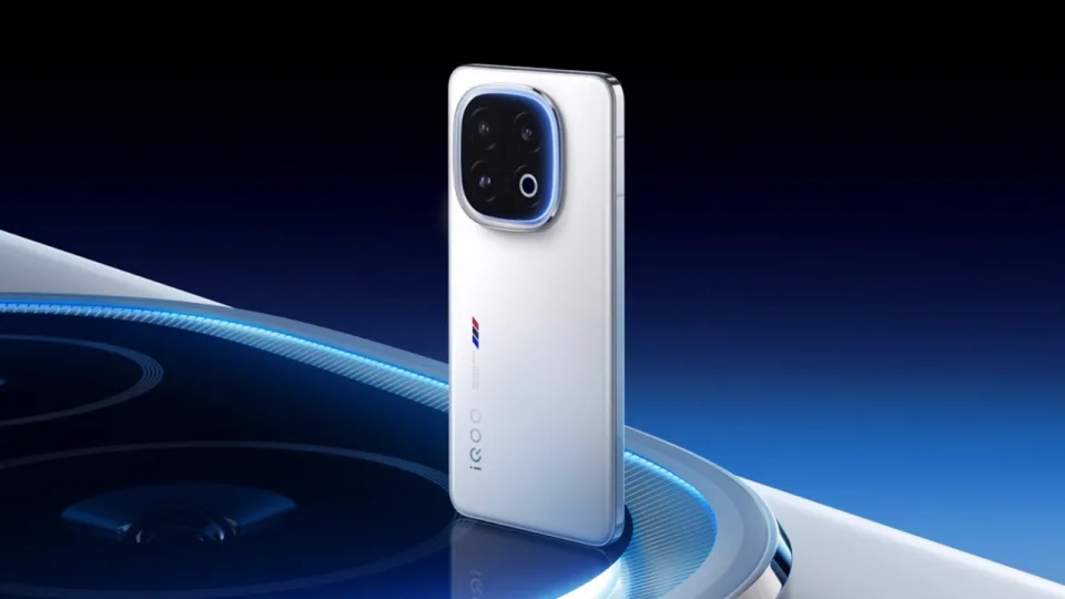 „iQOO 15“ išmanusis telefonas gali būti vienas pirmųjų įrenginių su naujuoju „Snapdragon 8 Elite 2“ lustu