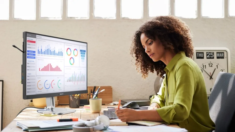 „Philips“ pristatė net tris naujus monitorius: naujas efektyvumo lygis su „LightSensor“ ir „PowerSensor“ technologijomis, tačiau tai dar ne viskas